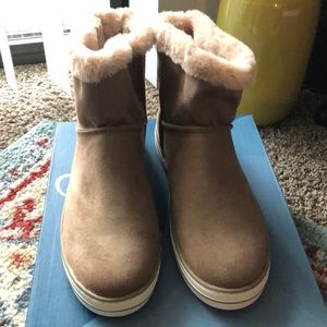 Mountain sole taupe boots size 9.  Fur lined new